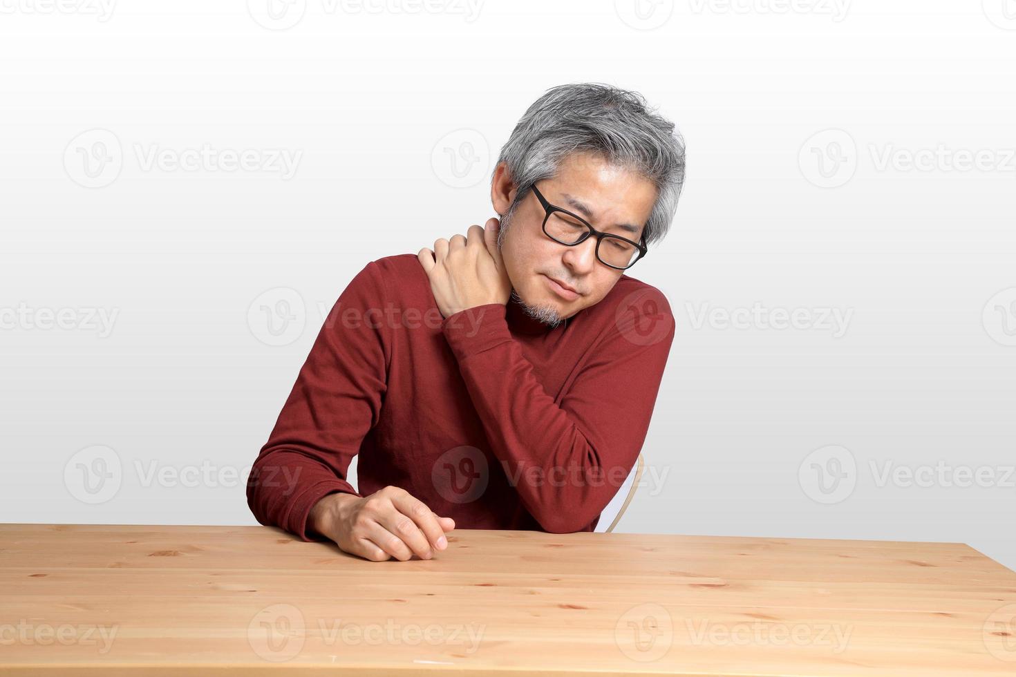 hombre asiático en el escritorio foto