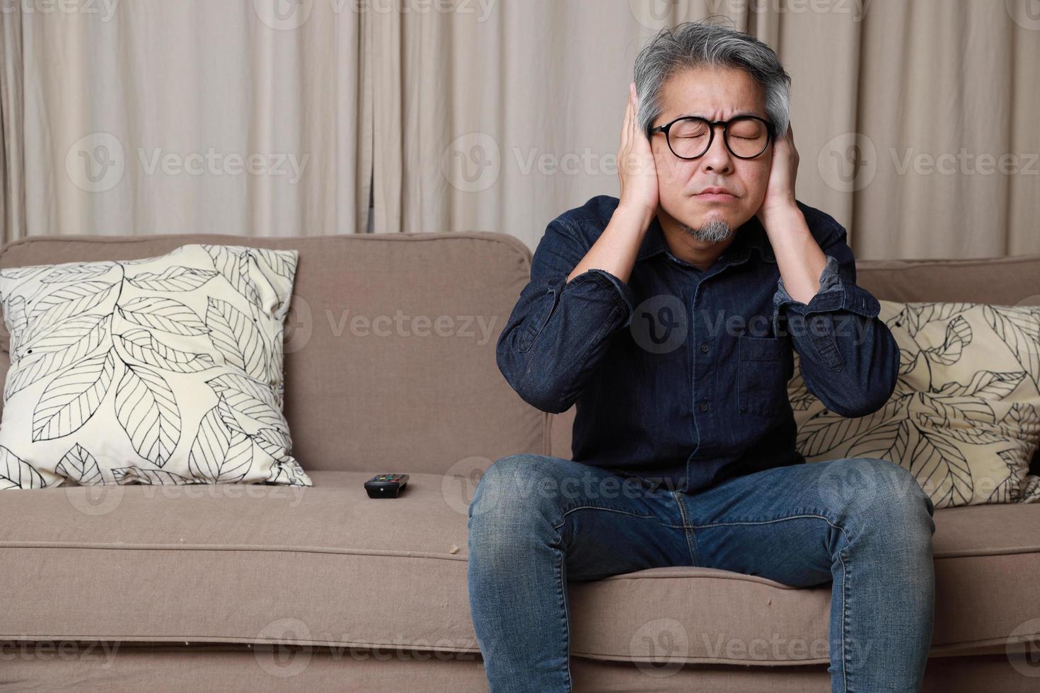 hombre asiático en la sala de estar foto