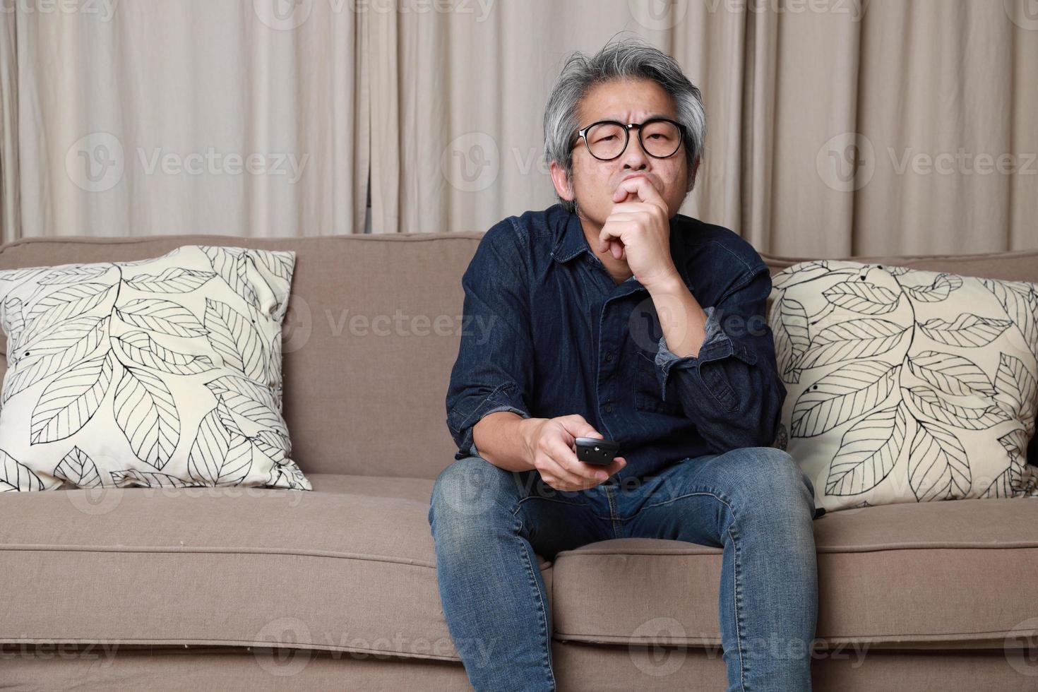 hombre asiático en la sala de estar foto