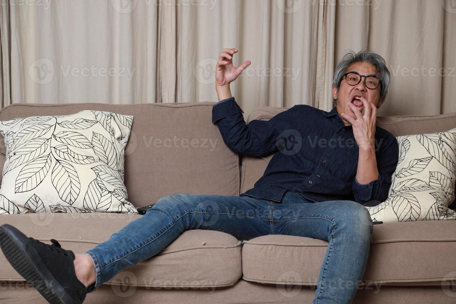 hombre asiático en la sala de estar foto