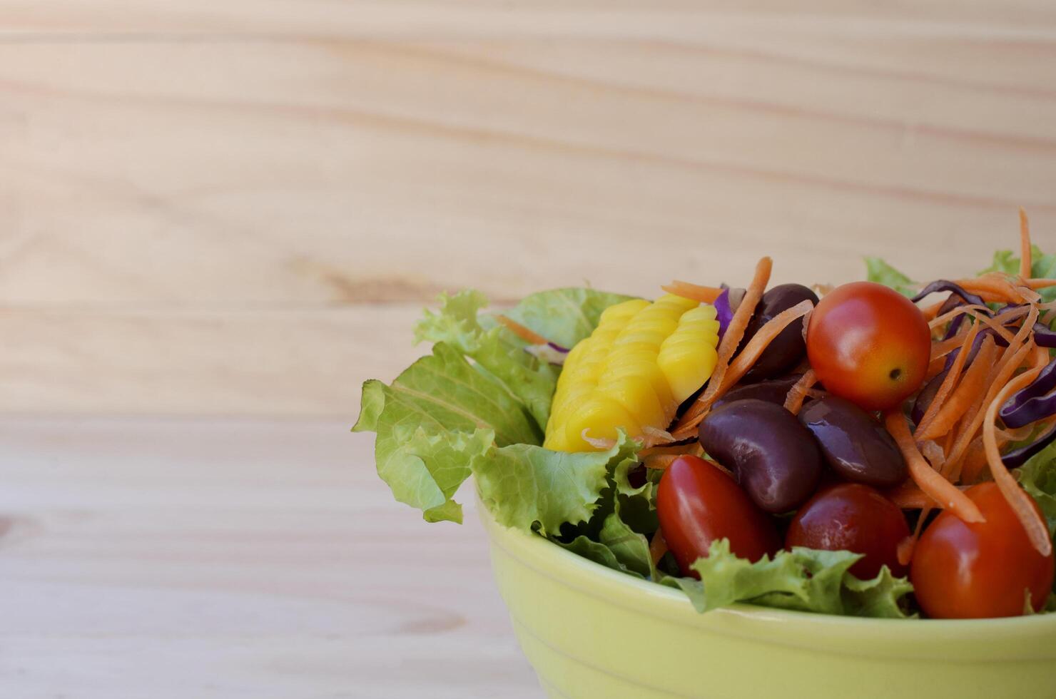 Cerca de ensalada de verduras para comer sobre fondos de madera foto