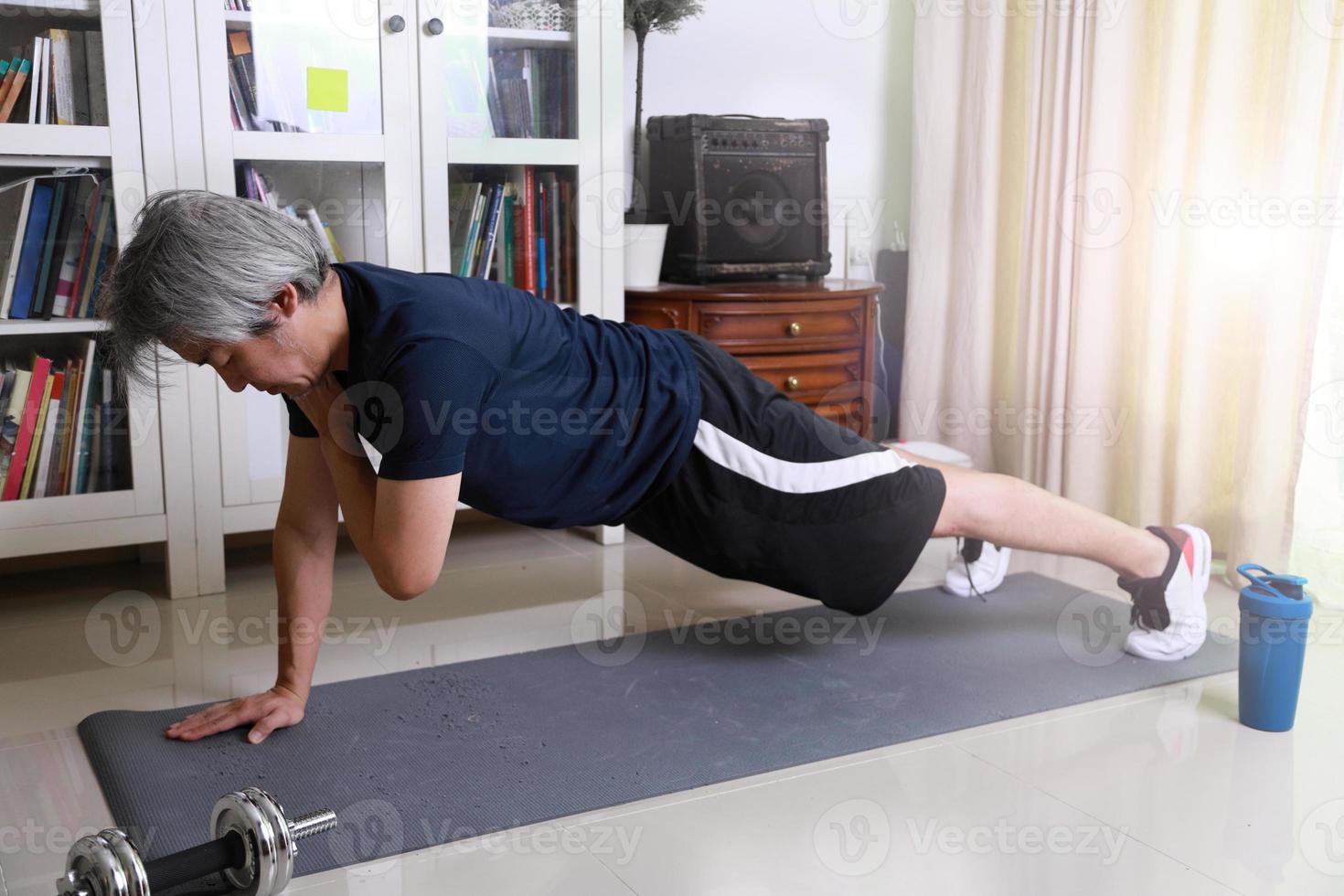 hombre asiático entrenamiento foto