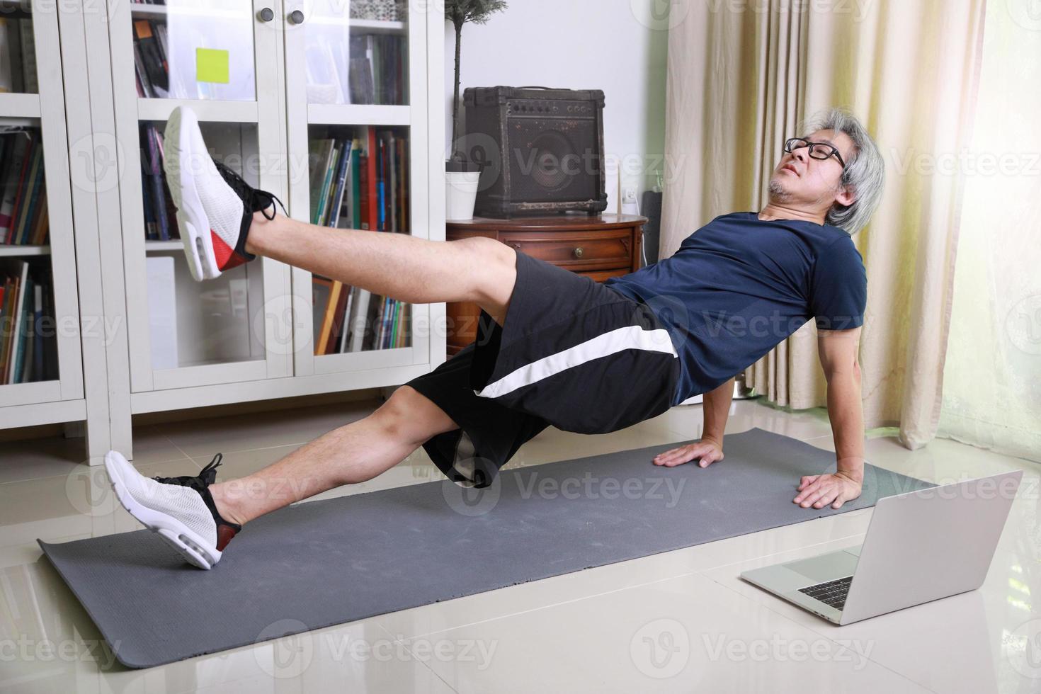 hombre asiático entrenamiento foto