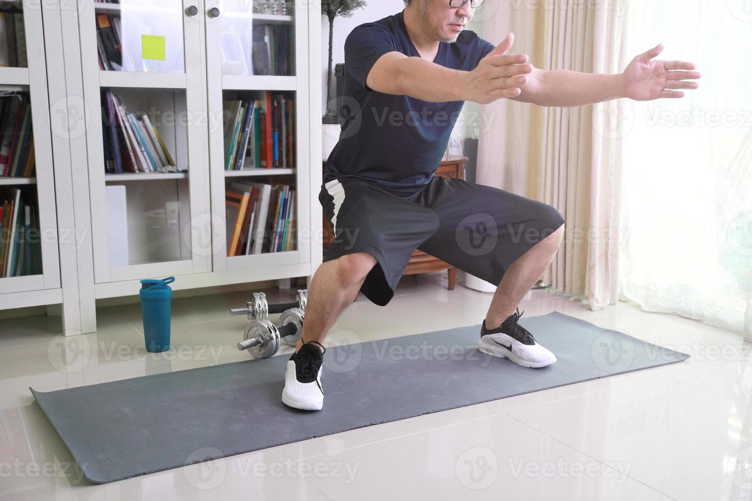 hombre asiático entrenamiento foto