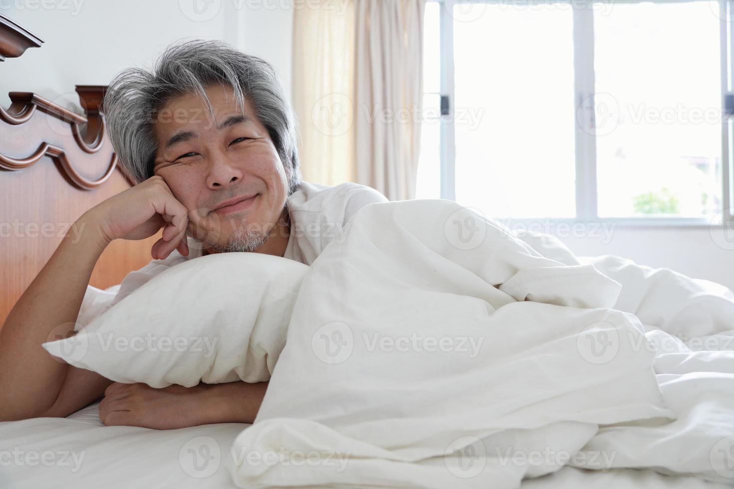 relajándose en el dormitorio foto