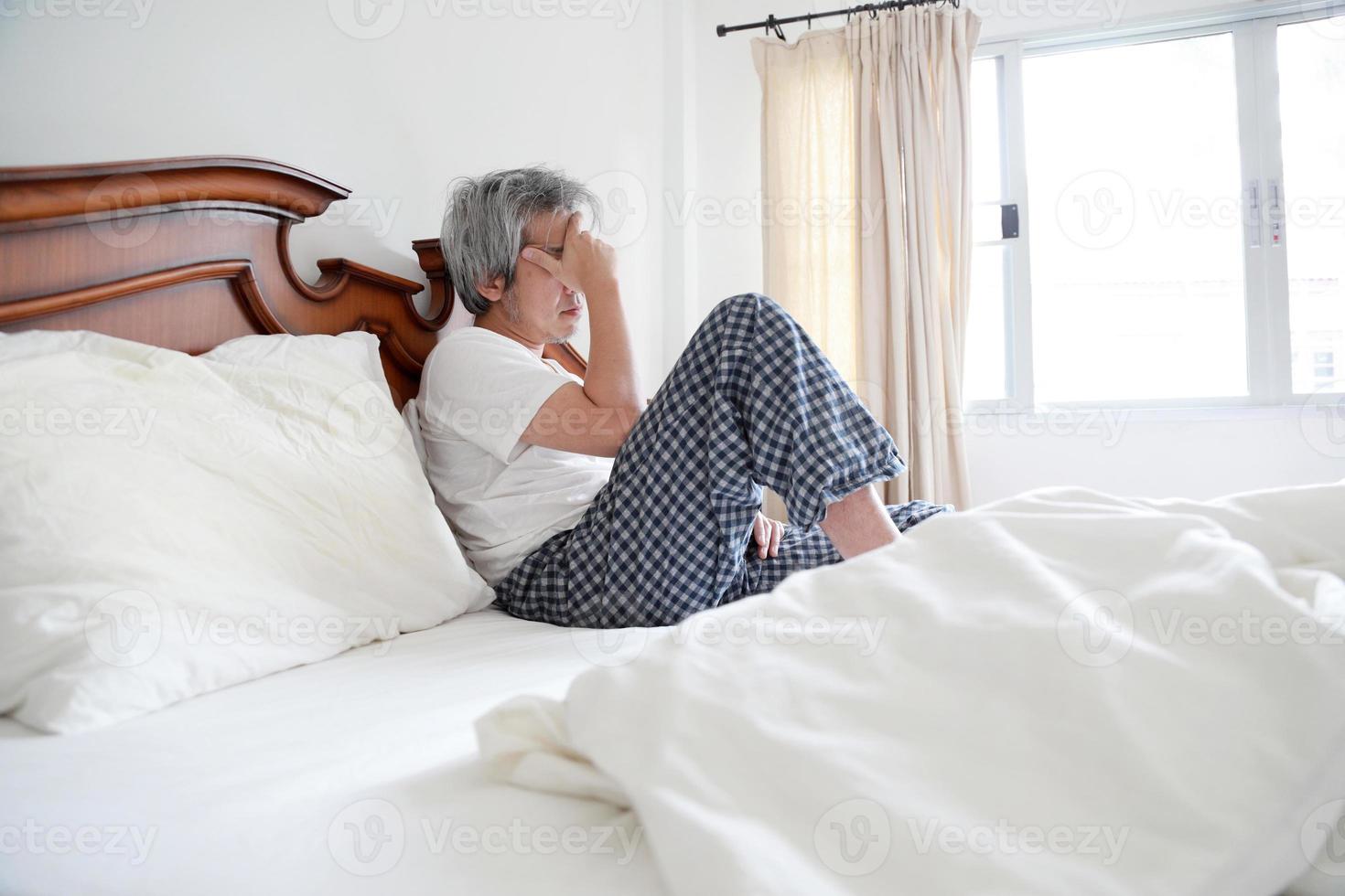 relajándose en el dormitorio foto