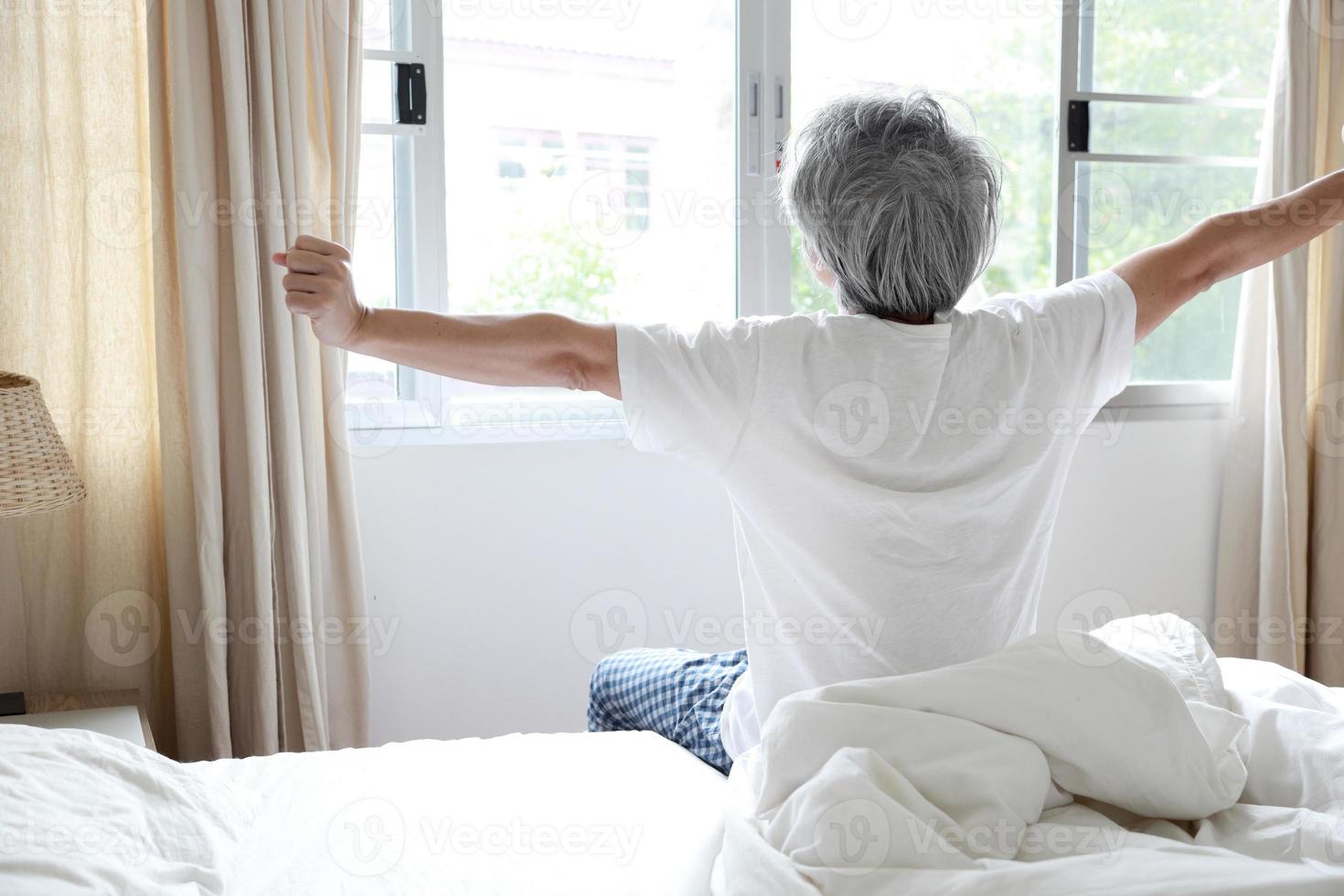 relajándose en el dormitorio foto