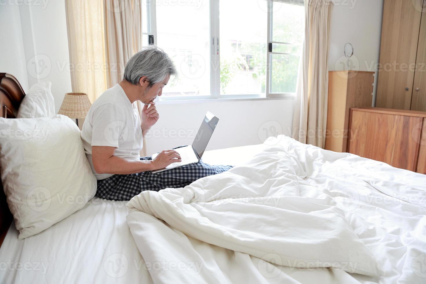 relajándose en el dormitorio foto