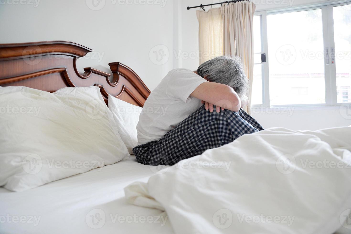 relajándose en el dormitorio foto