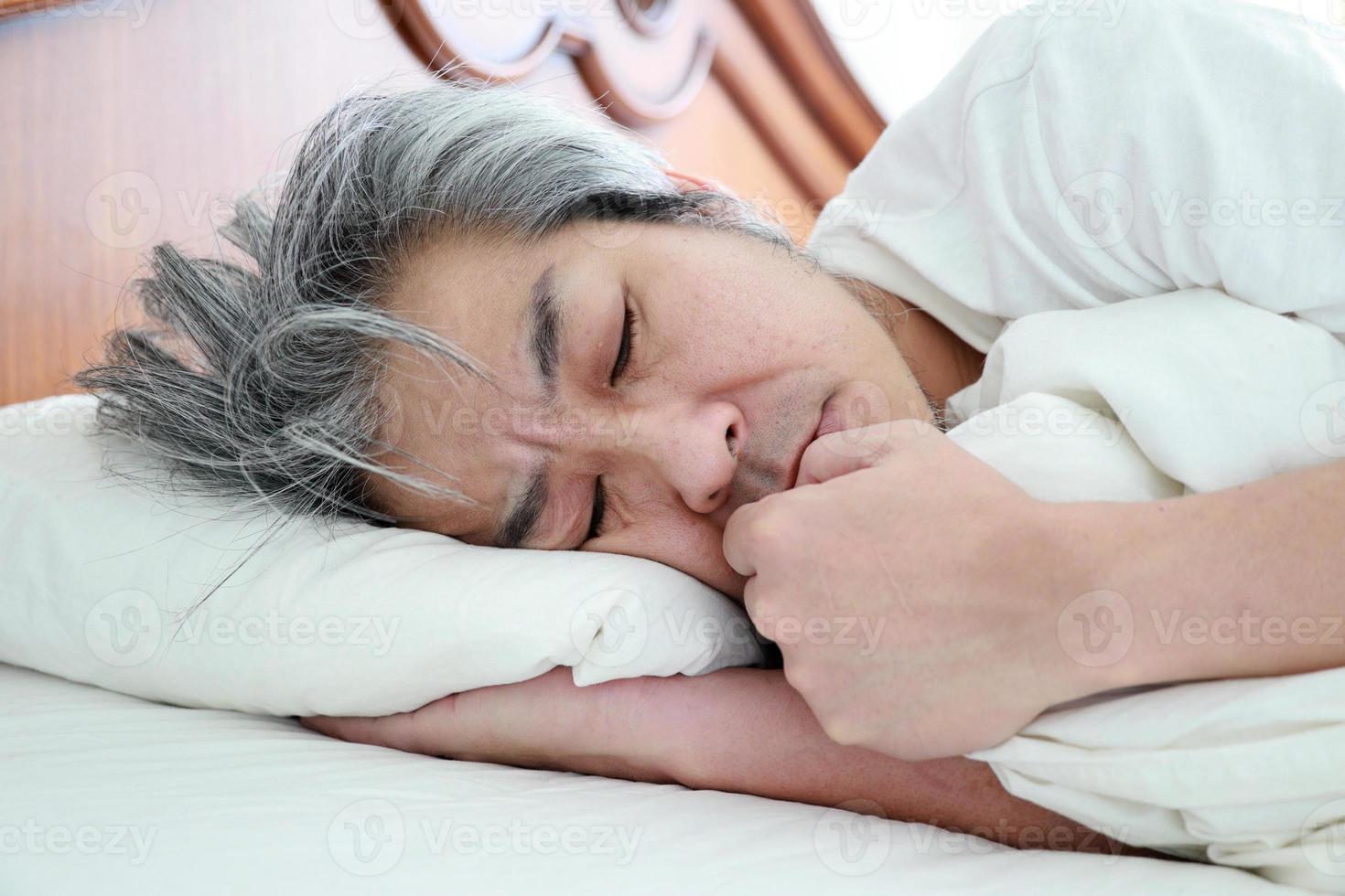 relajándose en el dormitorio foto