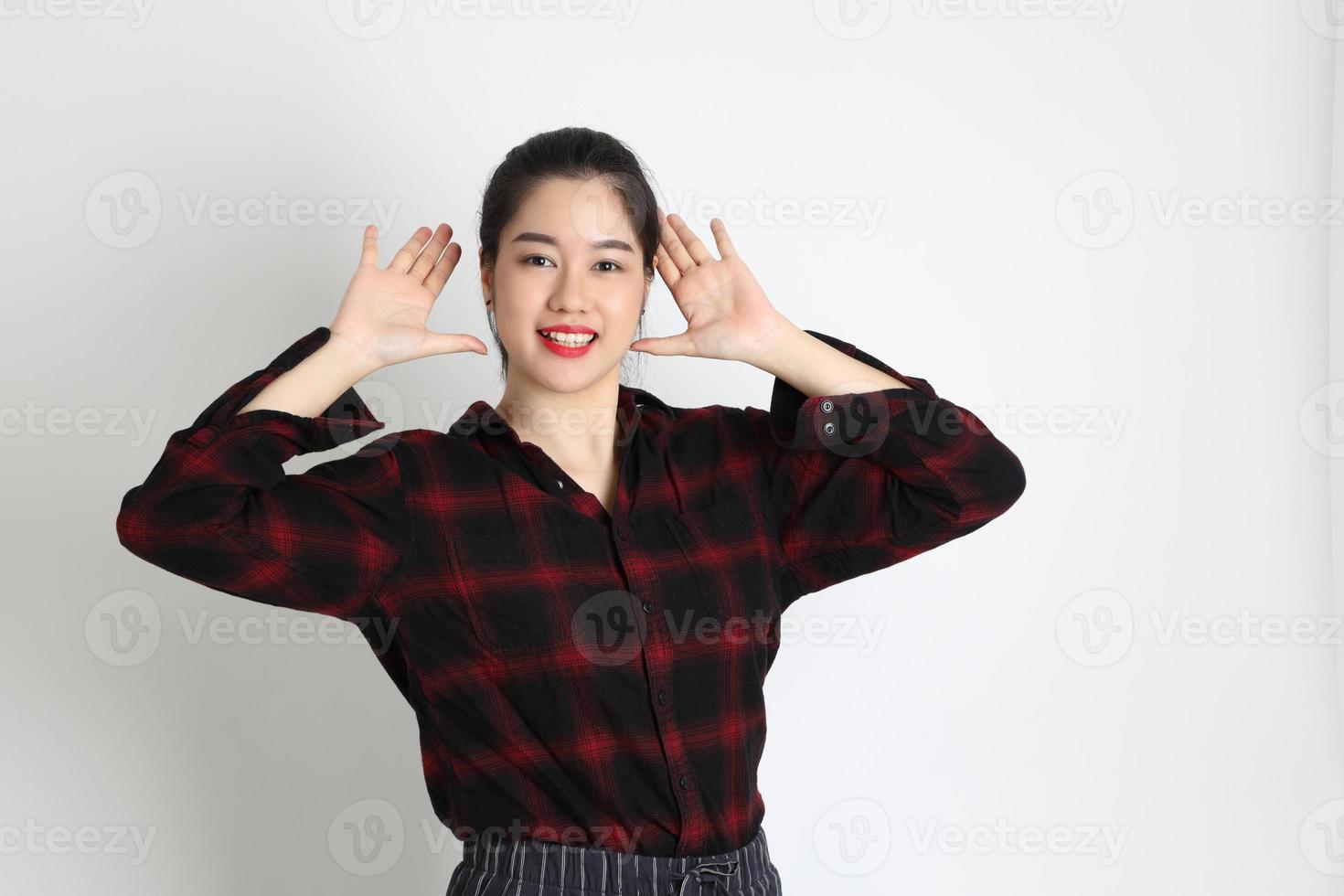 mujer asiática sobre fondo blanco foto