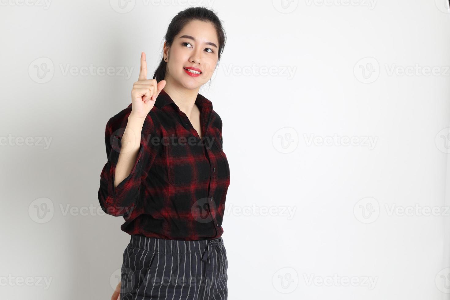 mujer asiática sobre fondo blanco foto