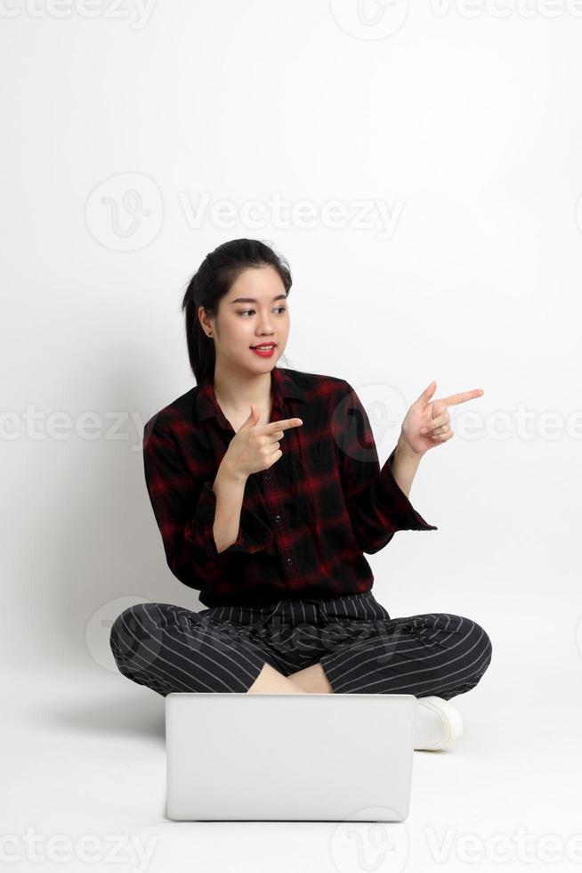 mujer asiática en estudio foto