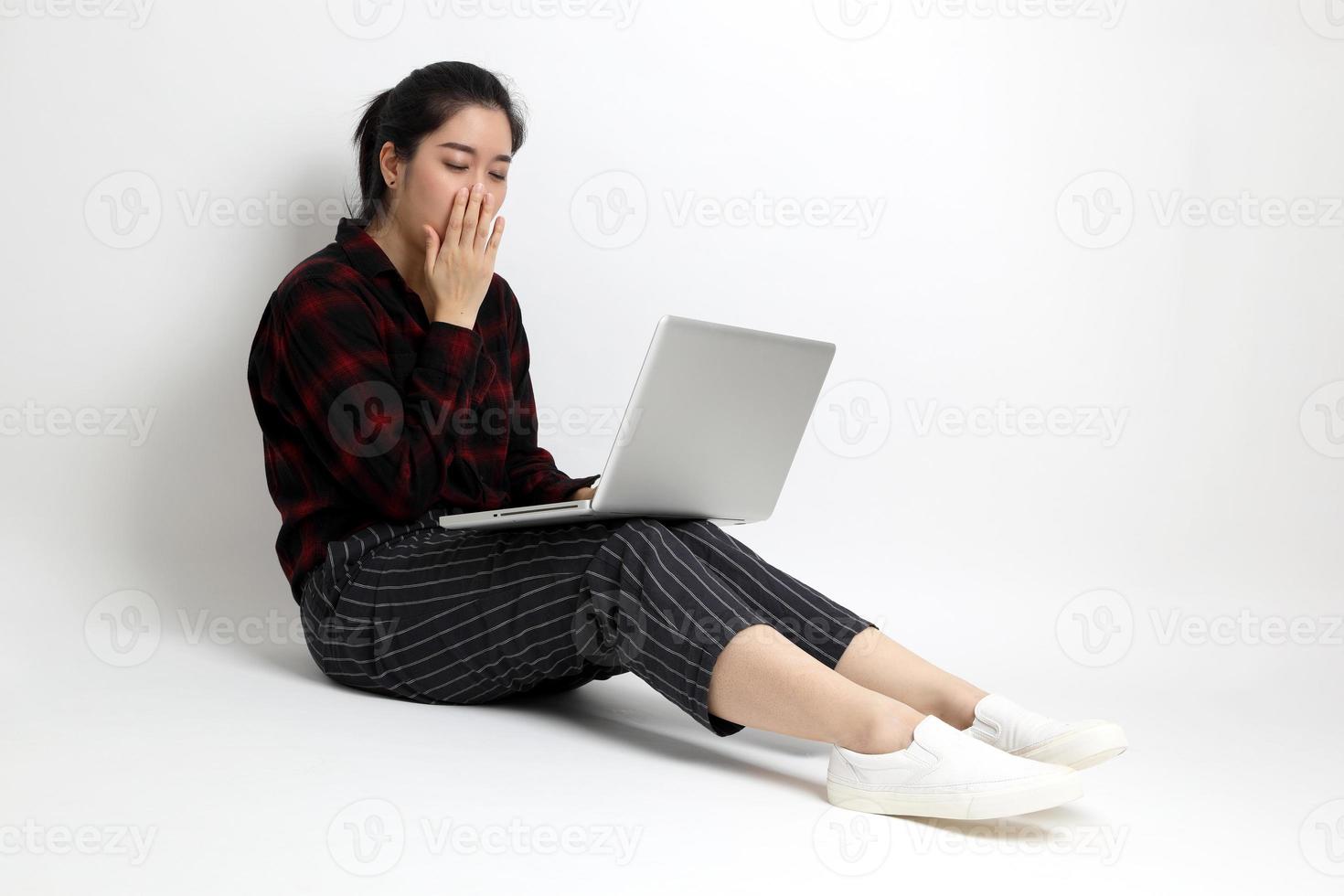 mujer asiática en estudio foto