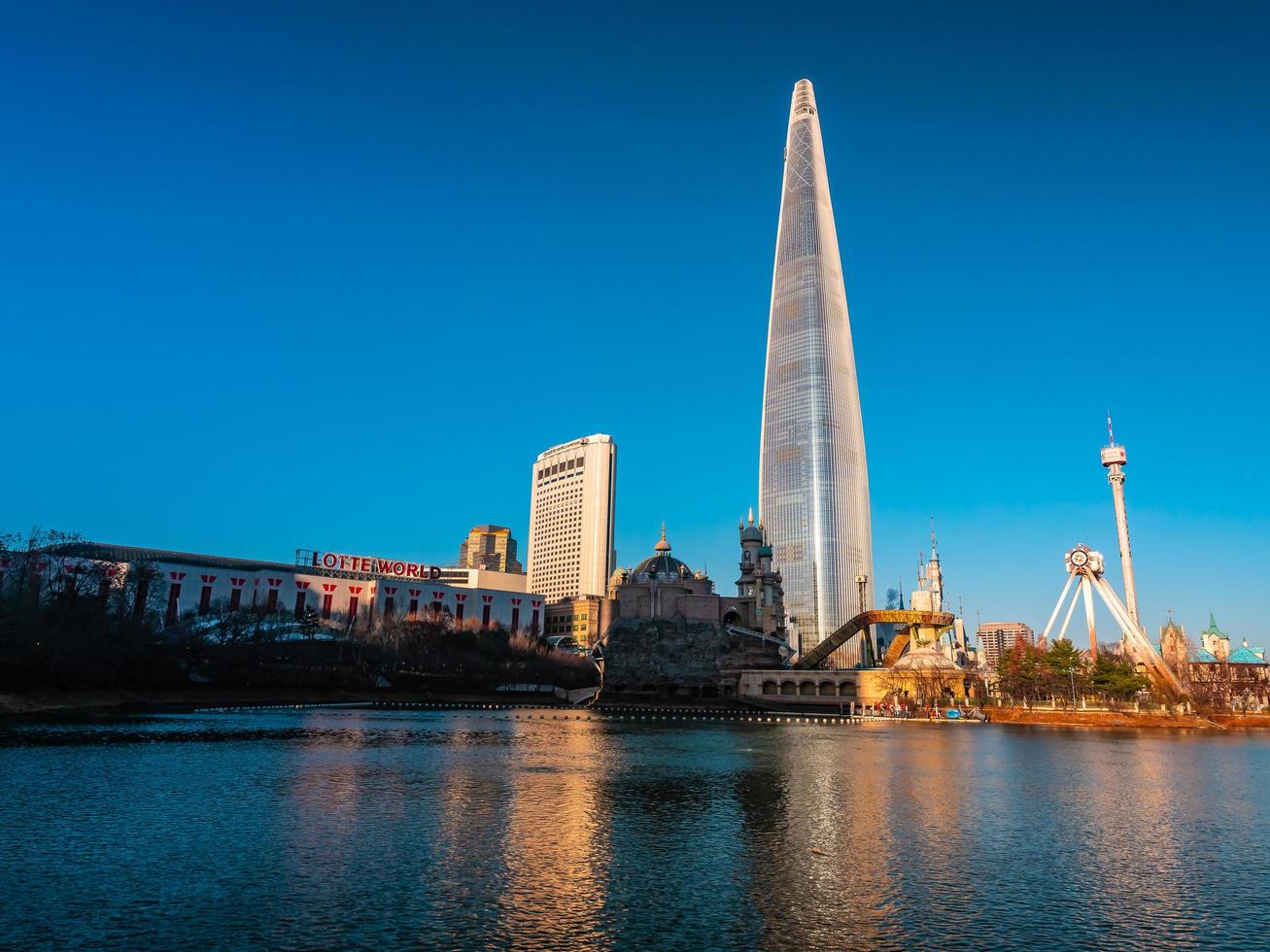 lotte world tower en la ciudad de seúl, corea del sur foto