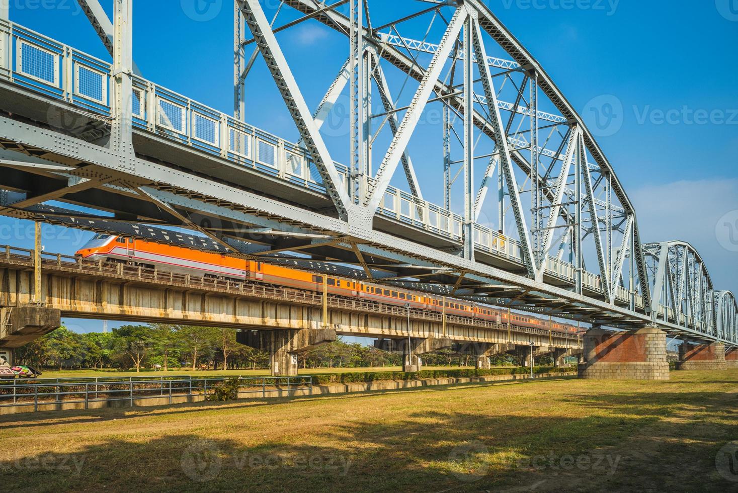 Puente de hierro sobre el río Kao Ping en la ciudad de Kaohsiung, Taiwán foto