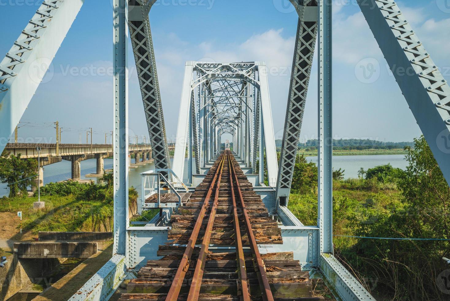 Puente de hierro sobre el río Kao Ping en la ciudad de Kaohsiung, Taiwán foto