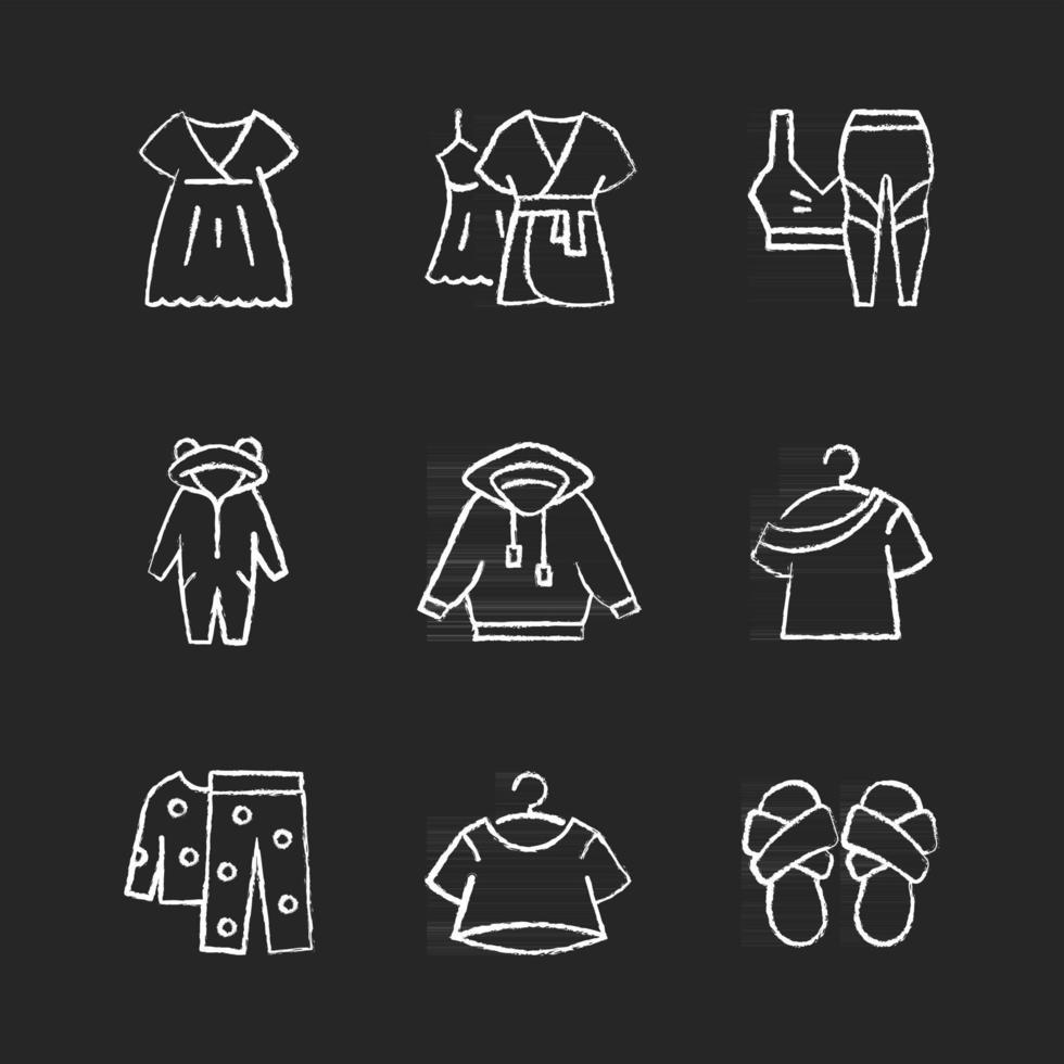 ropa de dormir cómoda tiza iconos blancos en fondo oscuro. camisón y vestido para descansar. ropa deportiva para mujer. pantuflas con banda cruzada. ropa de casa. ilustraciones de pizarra de vector aislado en negro