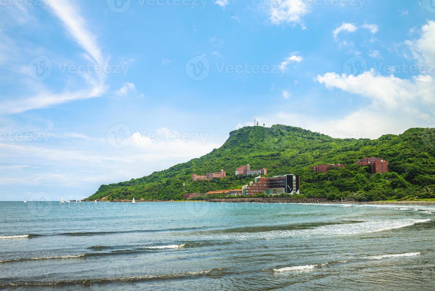 paisaje de kaohsiung en la bahía de sizihwan, taiwán foto