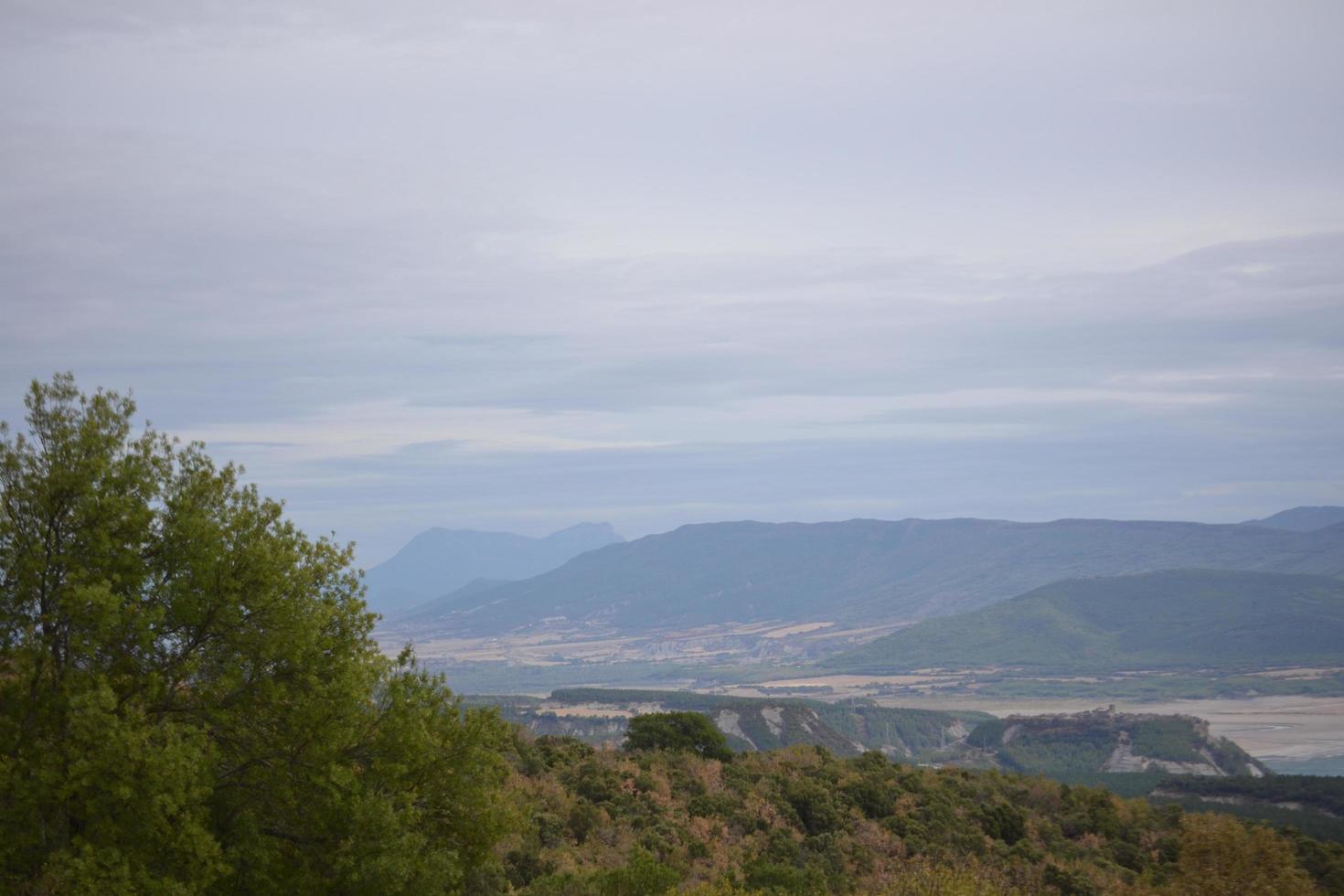 vistas al lago azul cerca de la presa. foto