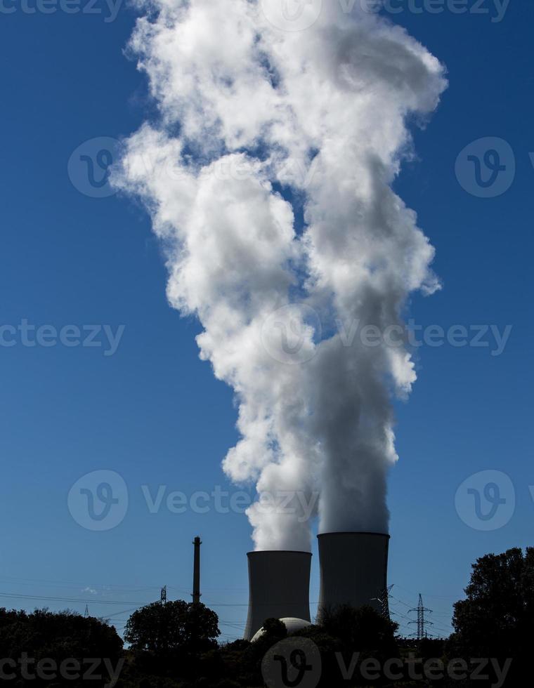 Humo de una planta de energía nuclear en la provincia de Guadalajara, Castilla la Mancha, España foto