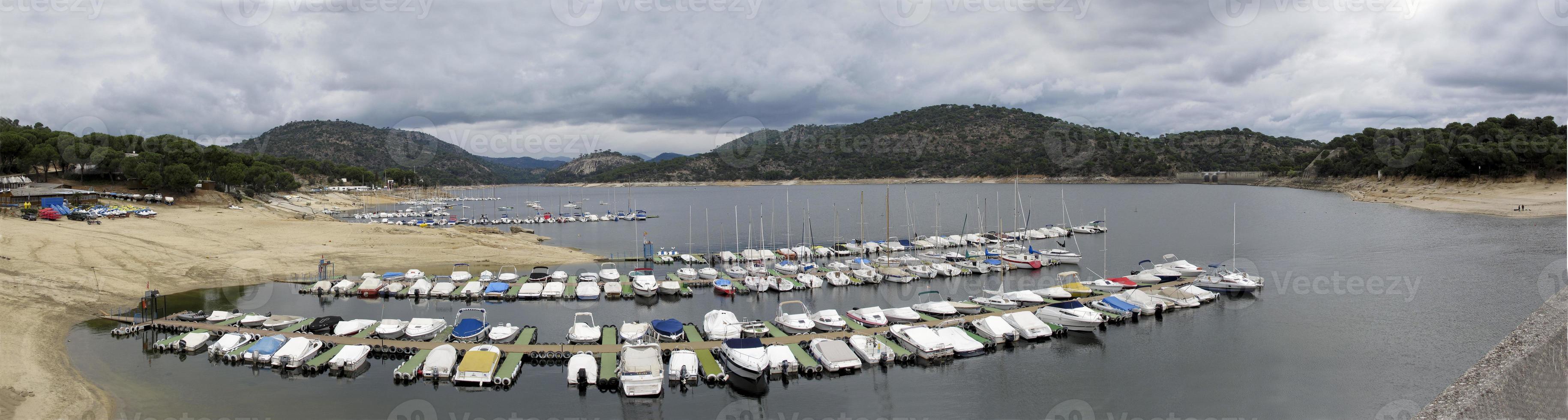 Panorámica del embalse de San Juan en el pueblo de Pelayos de la Presa, provincia de Madrid, España foto