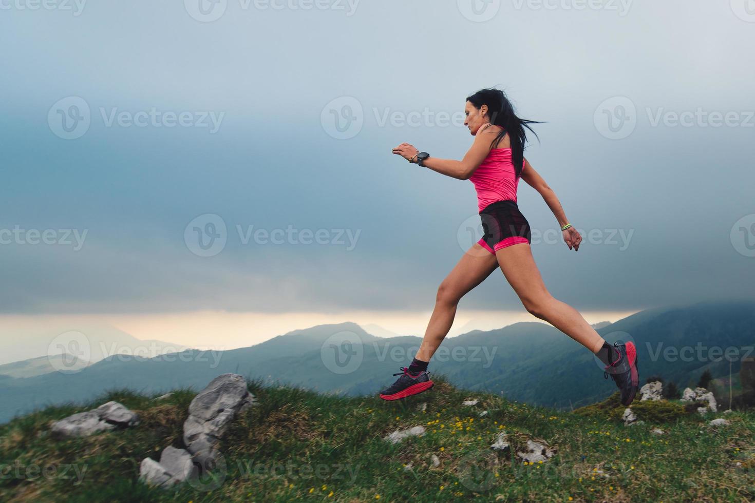 Acción de mujer deportiva con cuerpo atlético durante una carrera de naturaleza foto