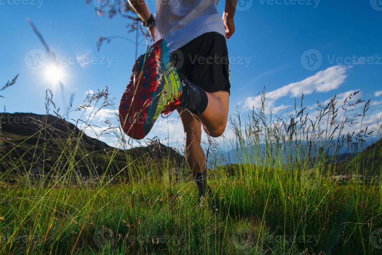 corre en las montañas en el prado con sol y hermosos paisajes naturales foto