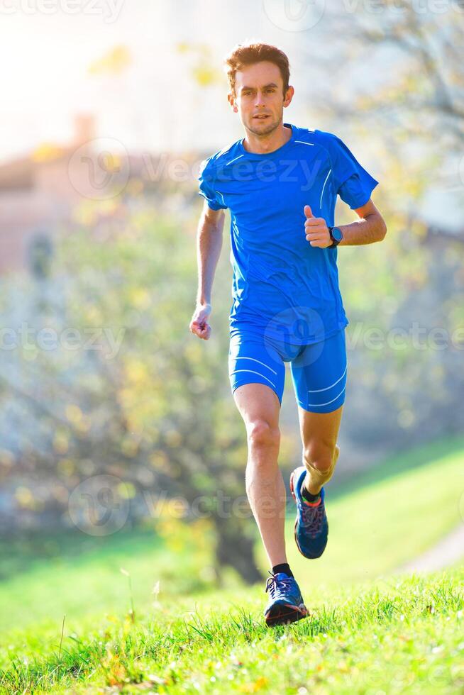 Atleta profesional de montaña en formación foto