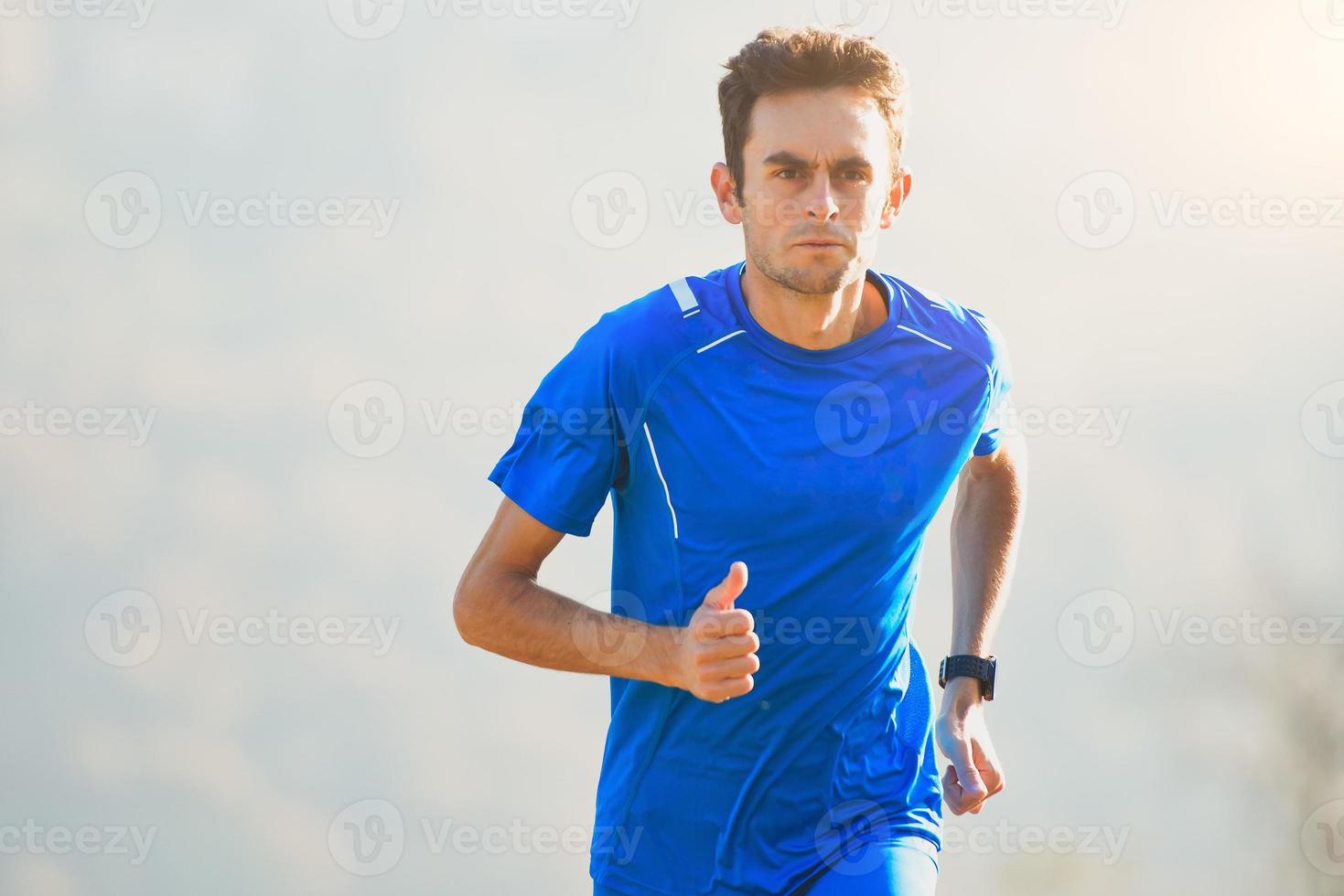 Atleta corriendo en las montañas de la selección italiana en formación foto