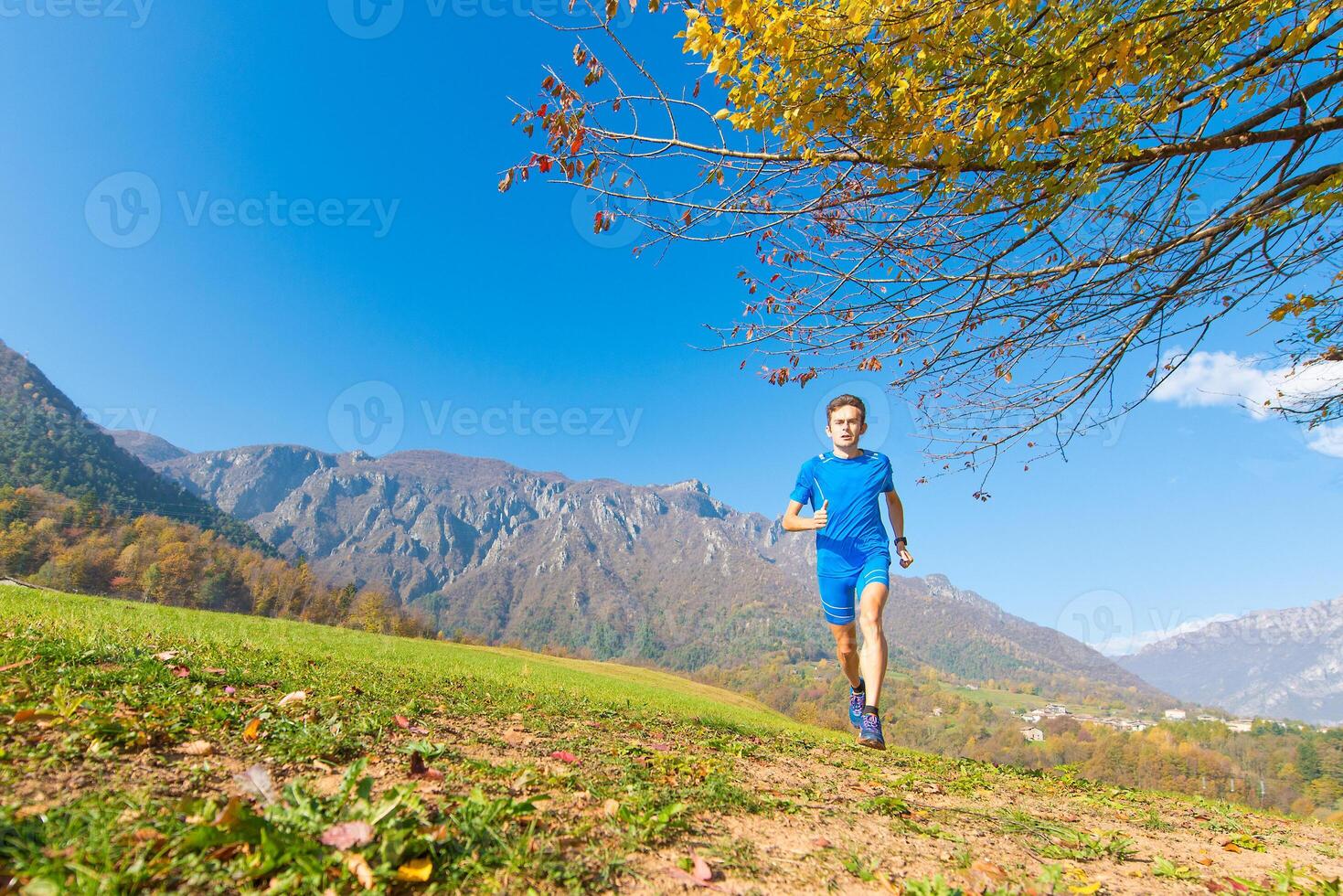 Atleta profesional de montaña en formación foto