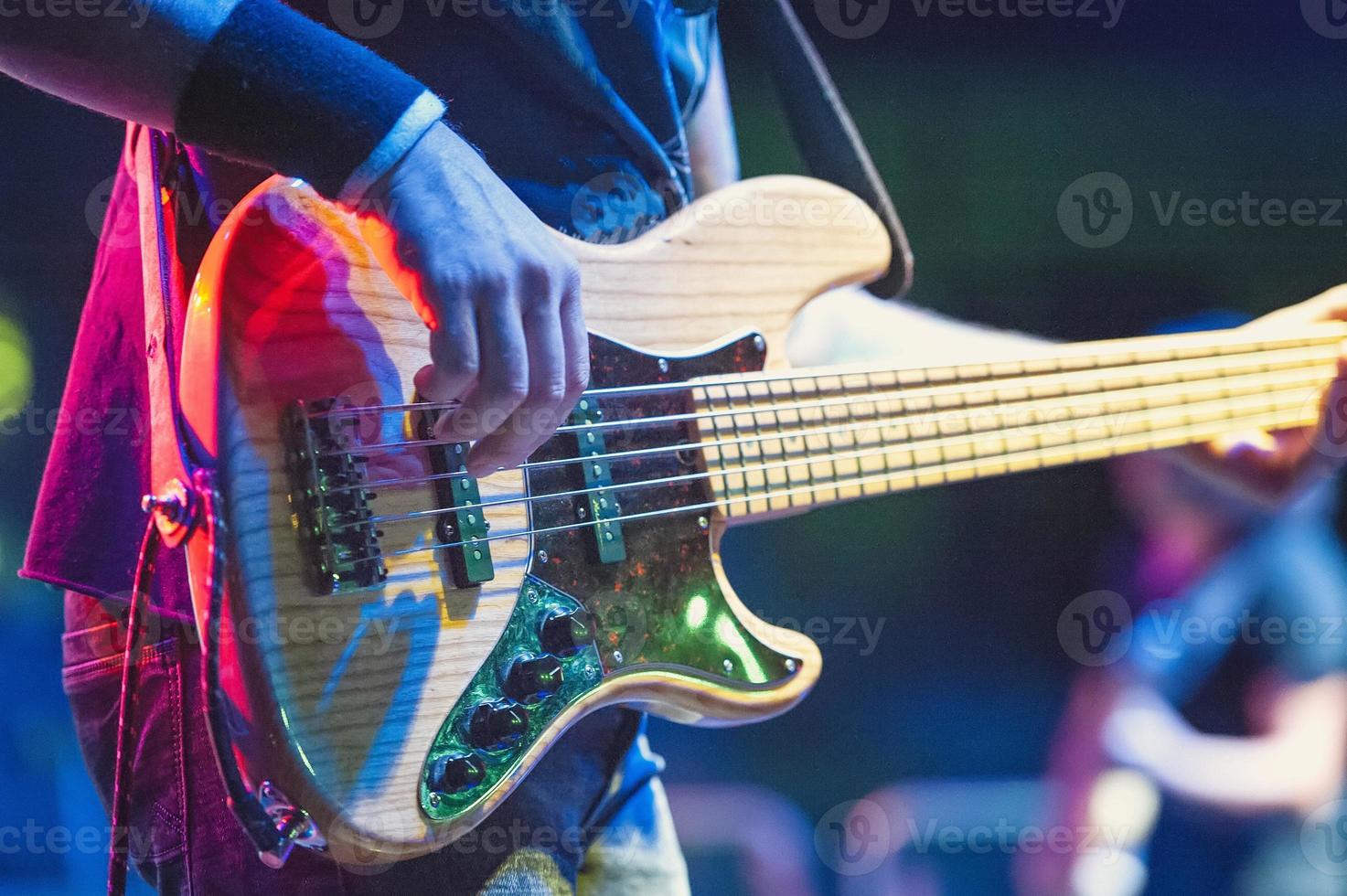 Bajista de 5 cuerdas durante un show en vivo foto