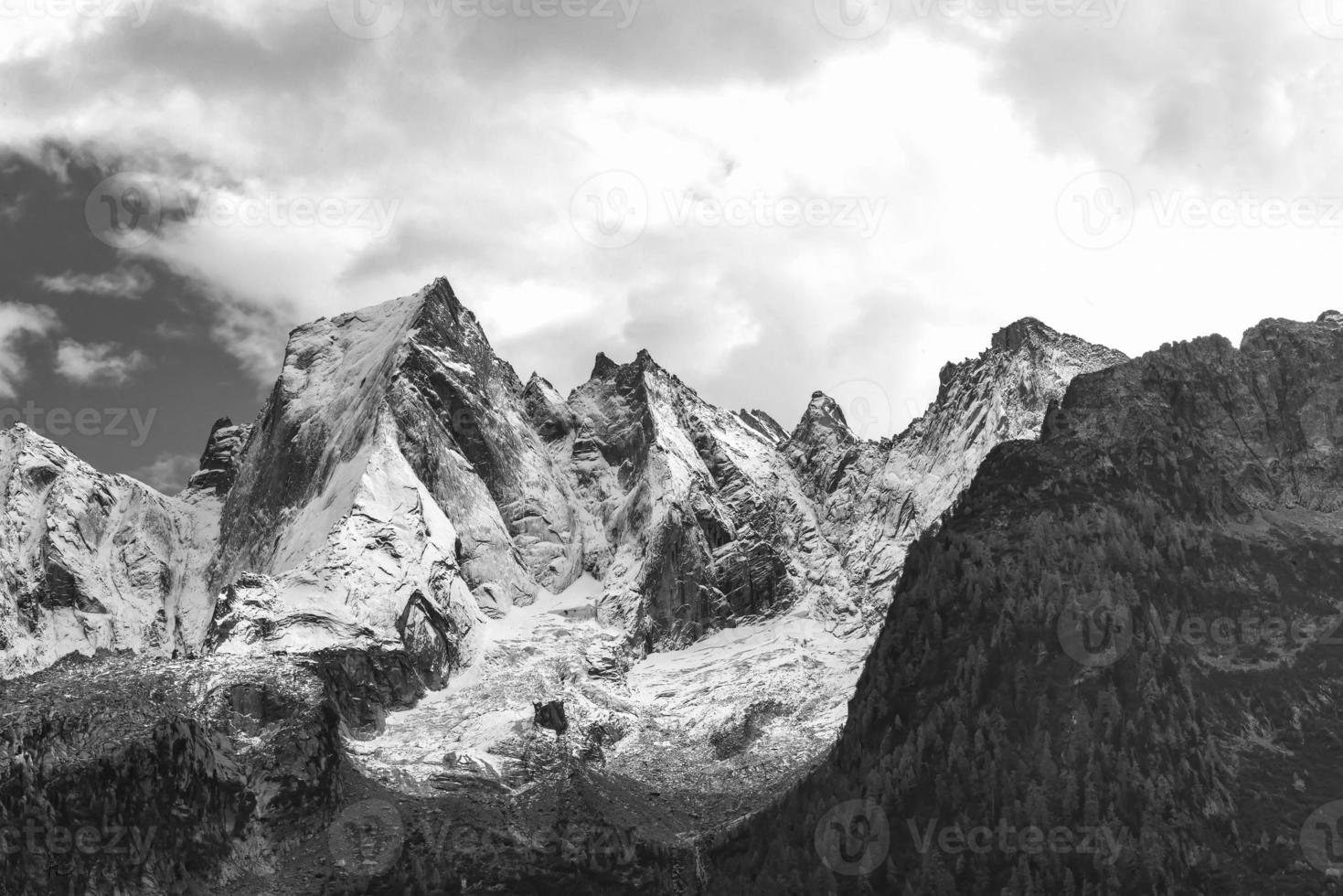 la cara norte de la montaña de los alpes réticos en suiza. pizzo badile foto