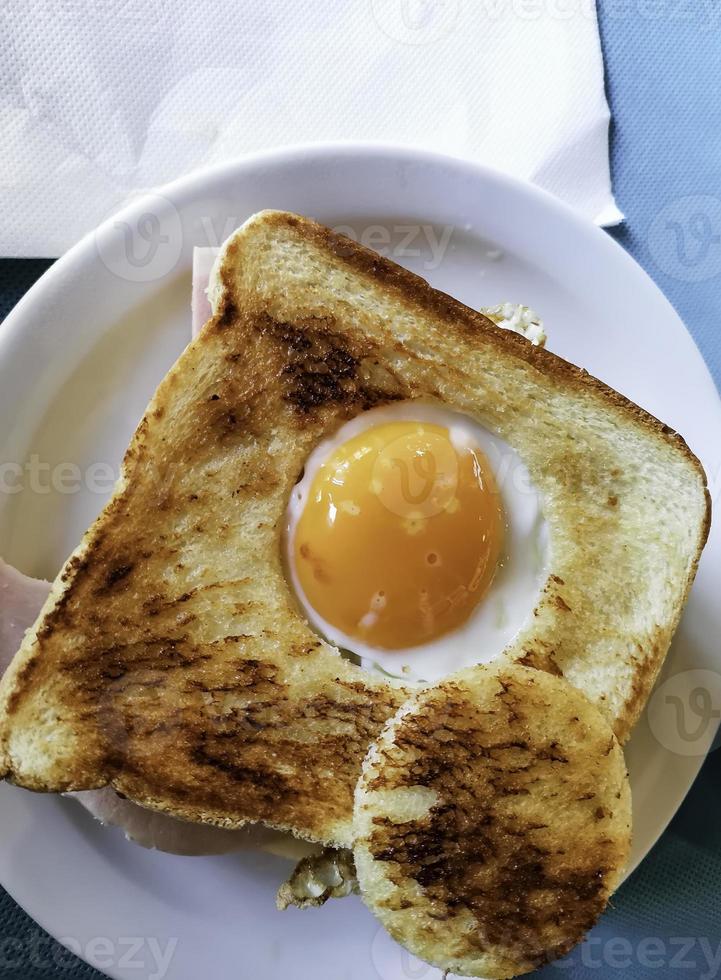 sándwich de huevo, jamón y queso foto