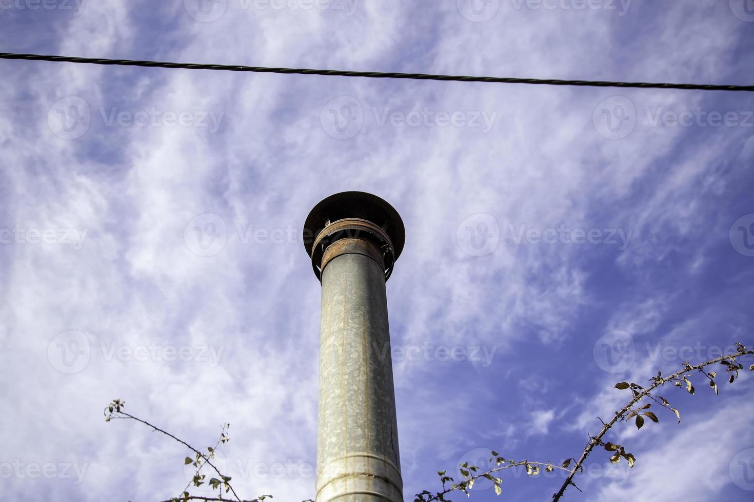 salida de humos de chimenea industrial foto