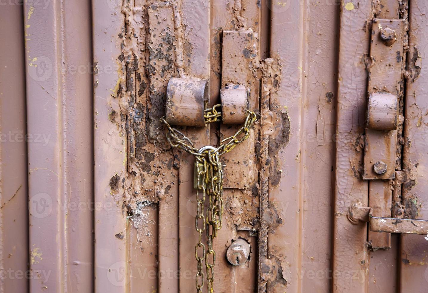 cerradura de puerta y cadena foto