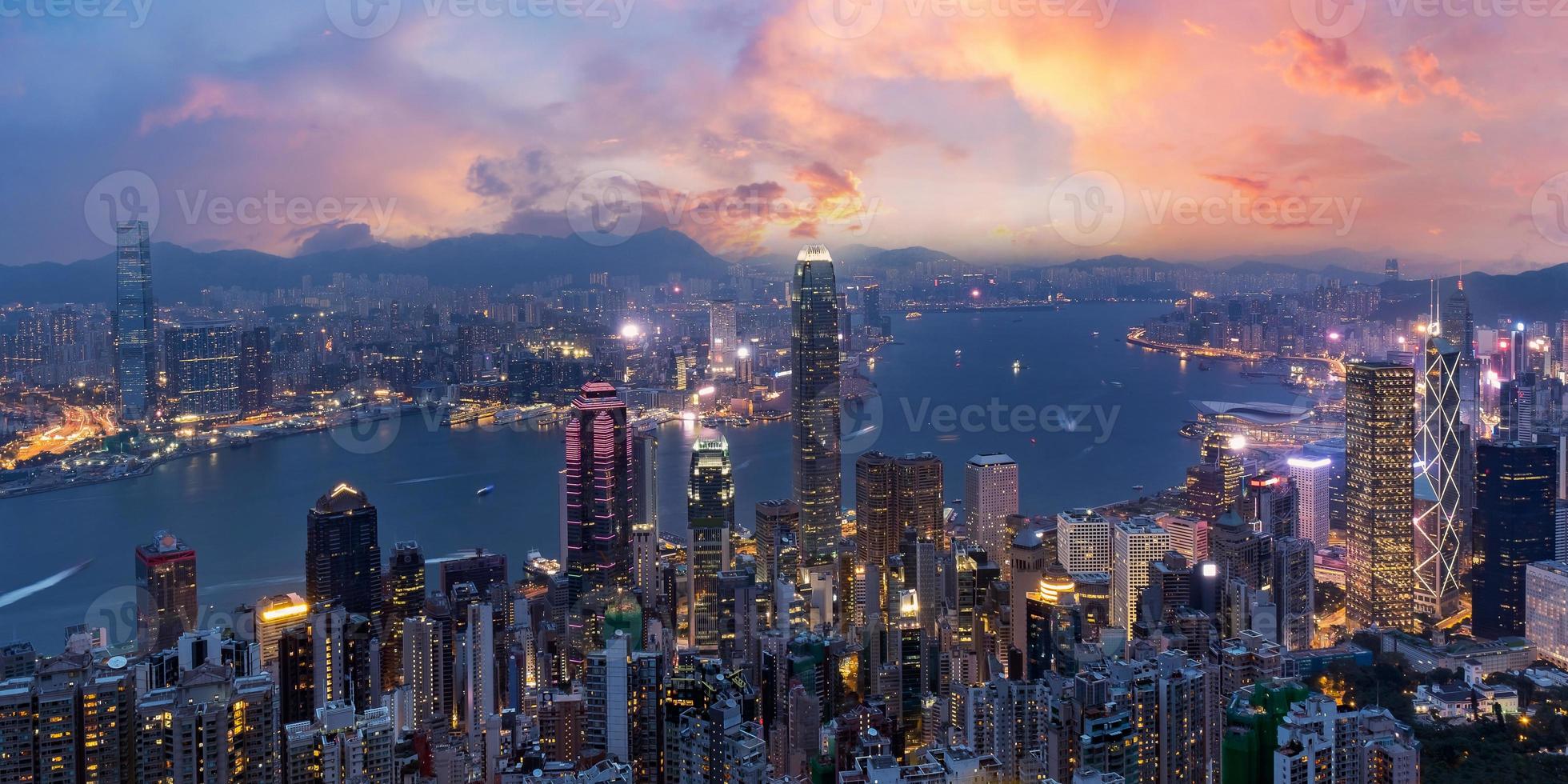 Vista colorida del horizonte de Hong Kong en el crepúsculo visto desde el pico Victoria. foto