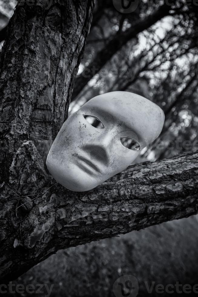 máscara de miedo en el bosque foto