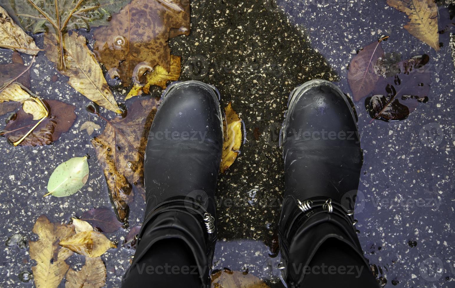 botas en charco foto