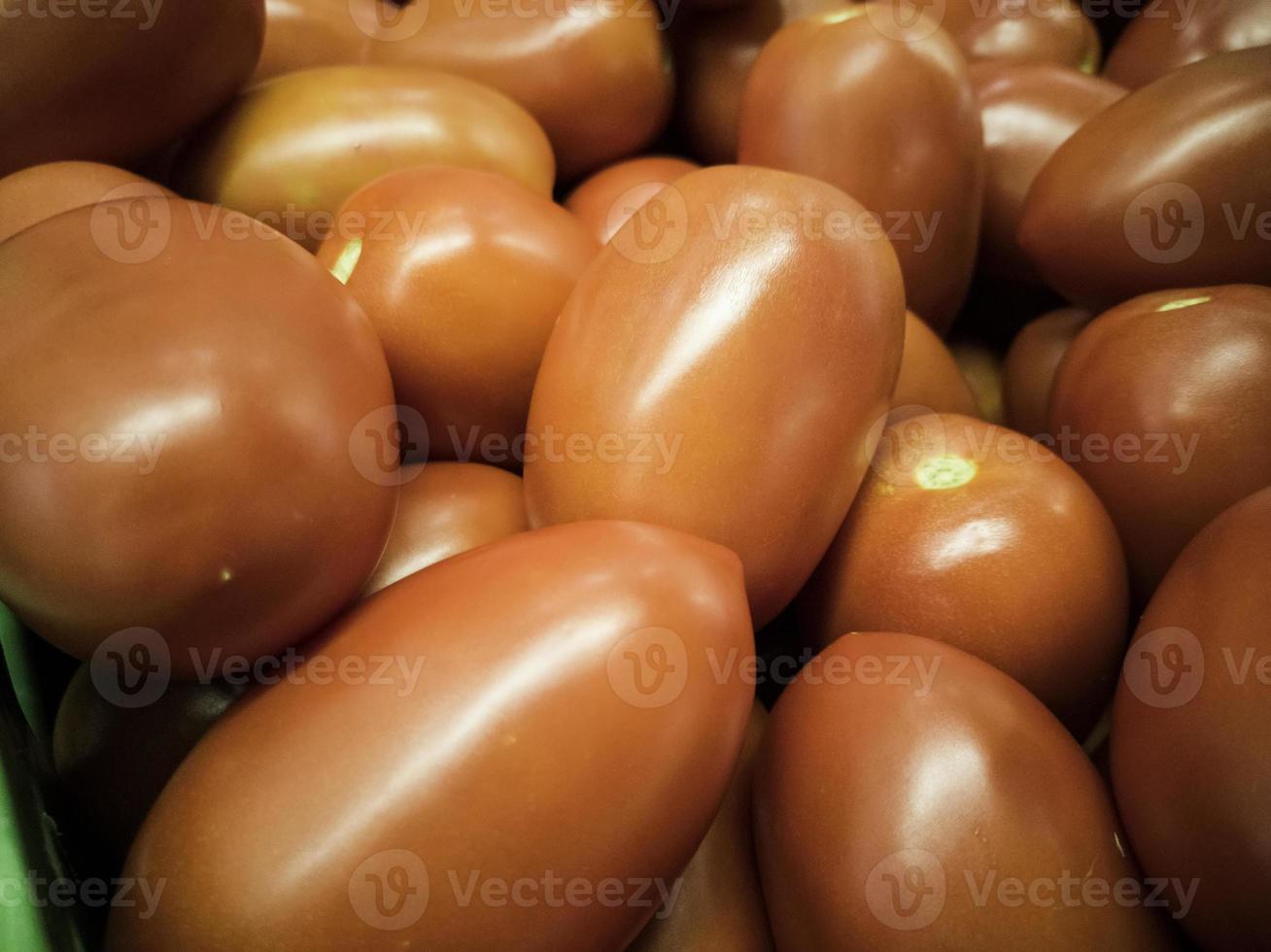 Tomates pera en un mercado de Navarra España foto