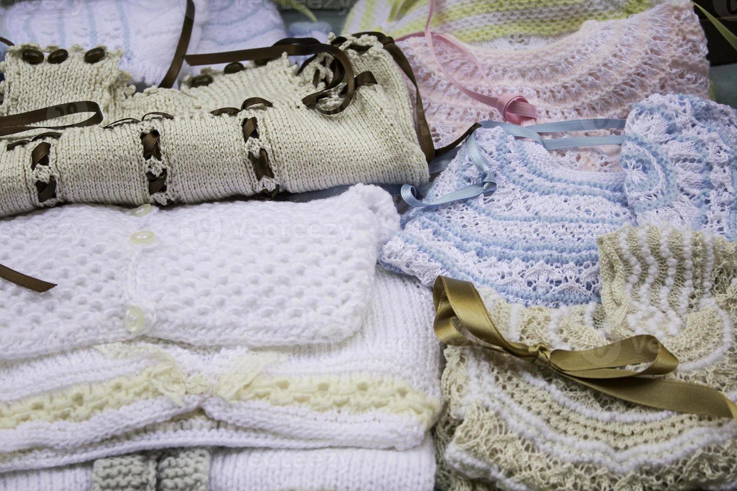 ropa de bebé de lana foto