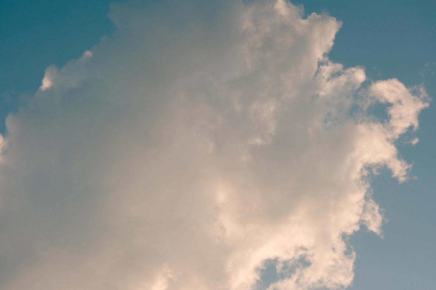 cielo azul profundo y nubes altas en los rayos del sol al atardecer foto