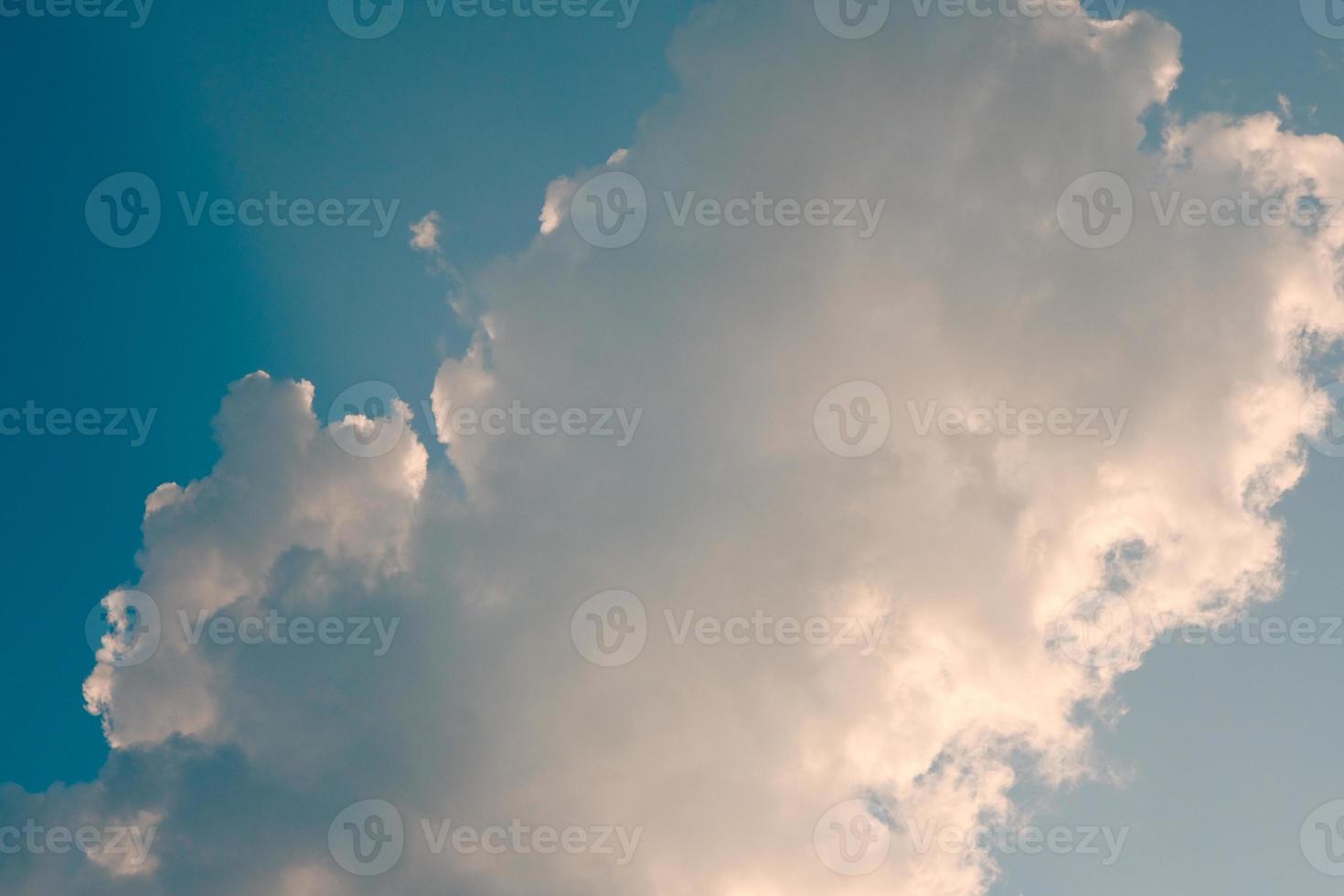 cielo azul profundo y nubes altas en los rayos del sol al atardecer foto