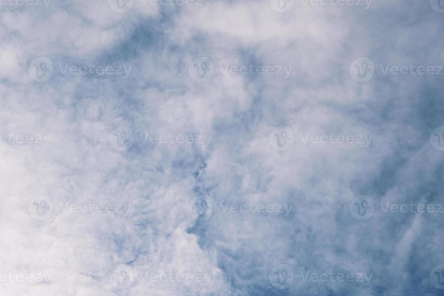 cielo azul profundo y nubes altas en los rayos del sol al atardecer foto