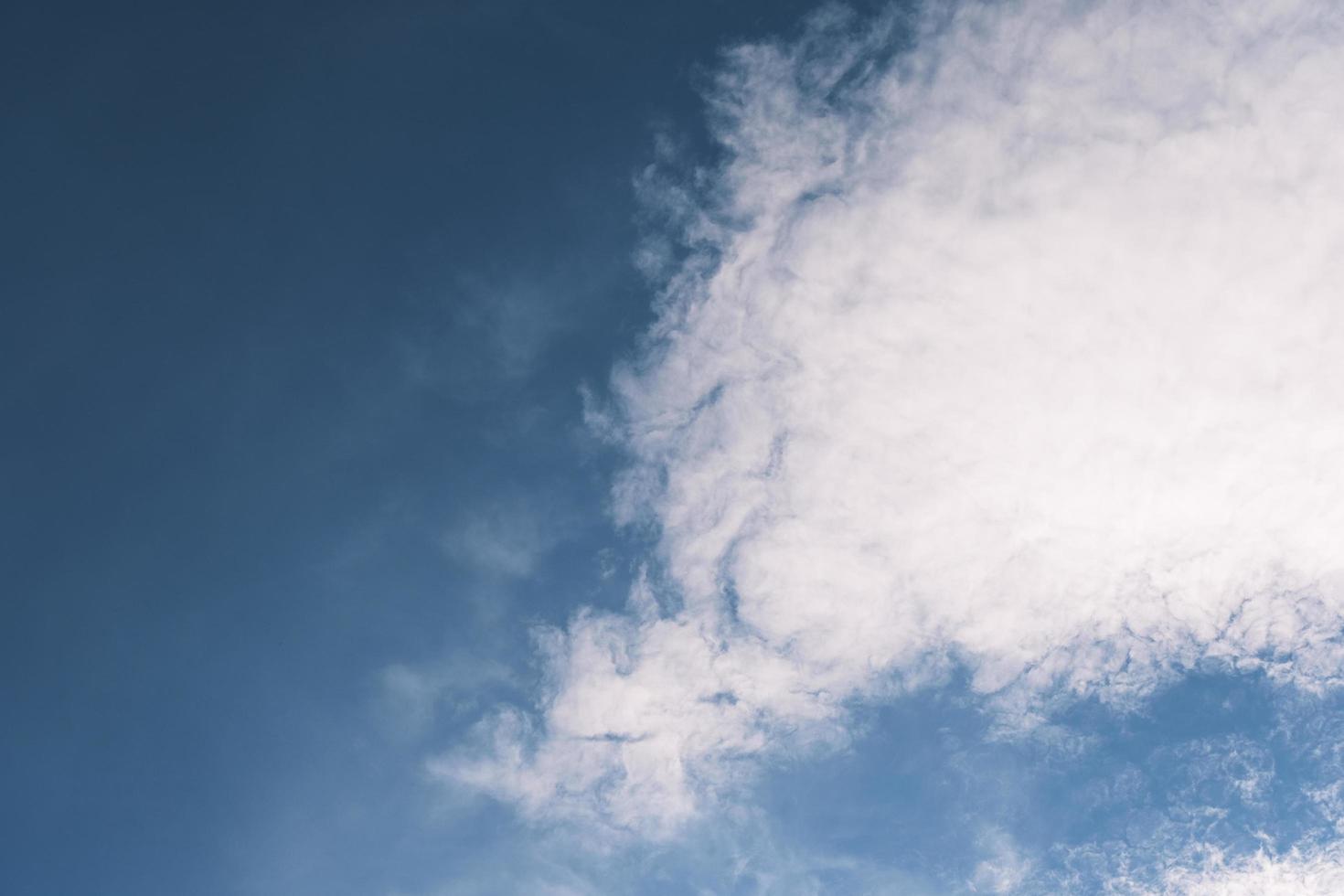 cielo azul profundo y nubes altas en los rayos del sol al atardecer foto