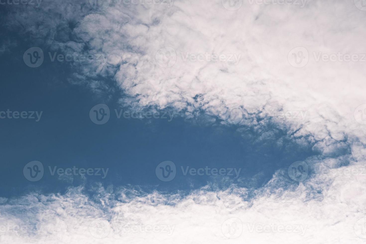 cielo azul profundo y nubes altas en los rayos del sol al atardecer foto