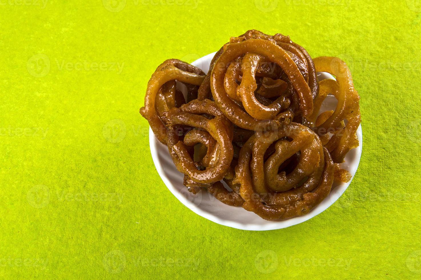 Plato dulce indio jalebi sobre fondo verde foto