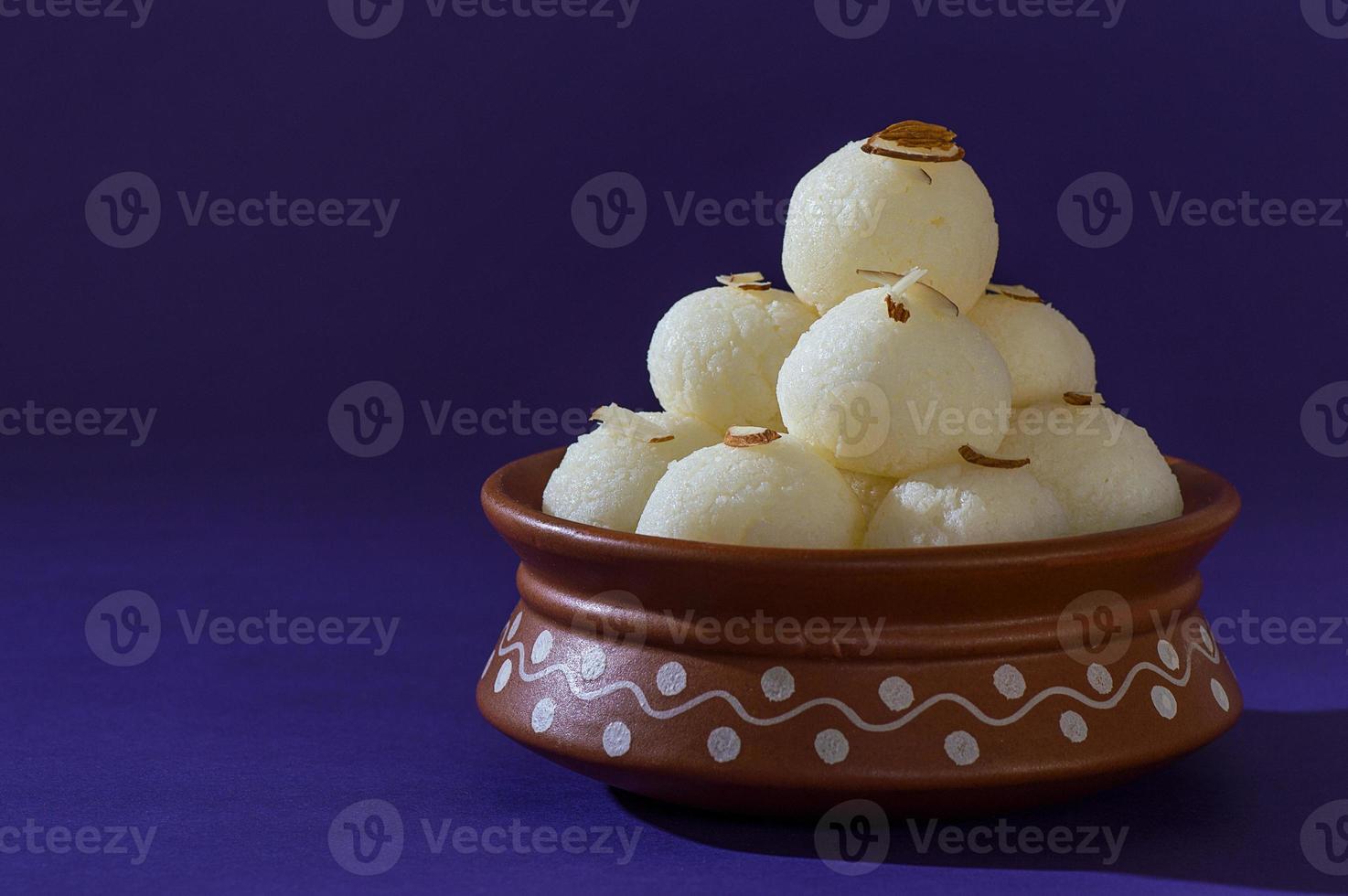 Dulce o postre ndian - rasgulla en olla de barro foto