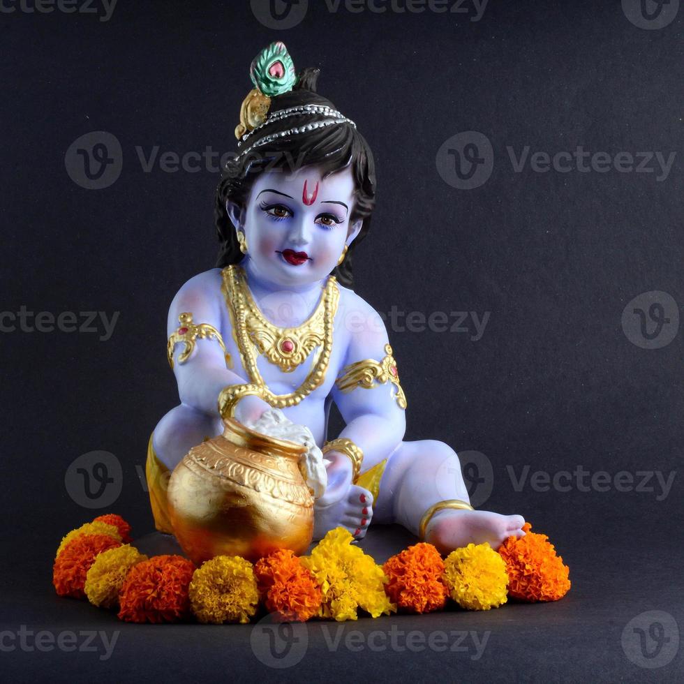 Dios hindú Krishna sobre fondo oscuro foto