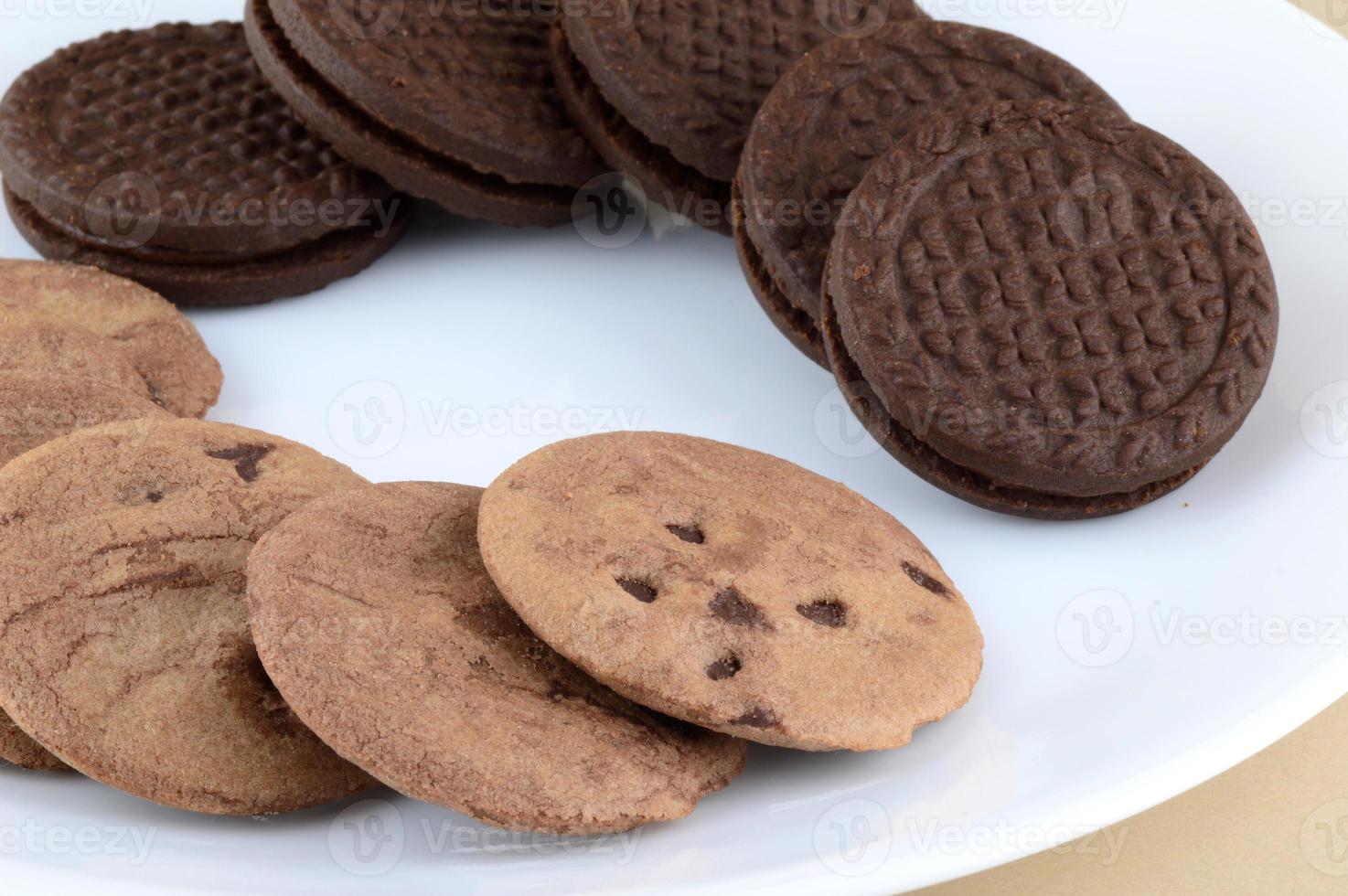 galleta con chispas de chocolate y galleta de crema en un plato. foto